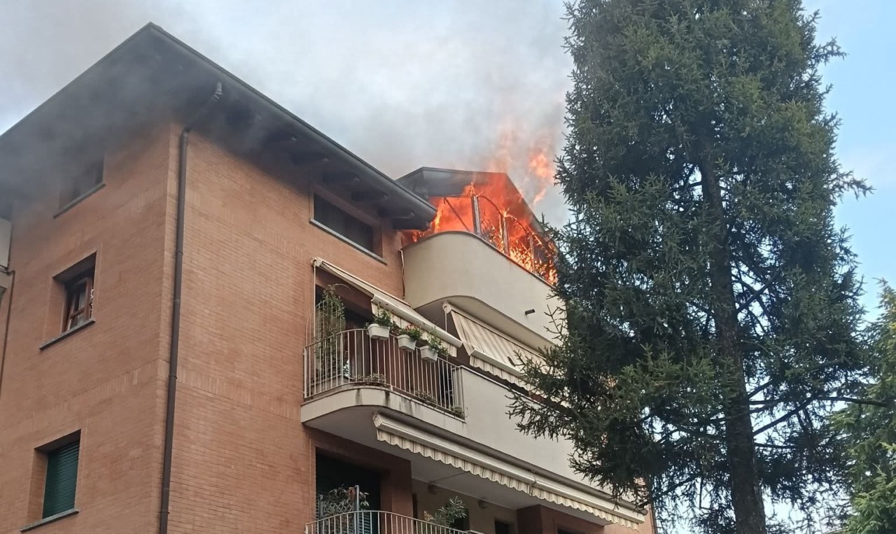 Incendio in una palazzina: residente muore lanciandosi dalla finestra di casa