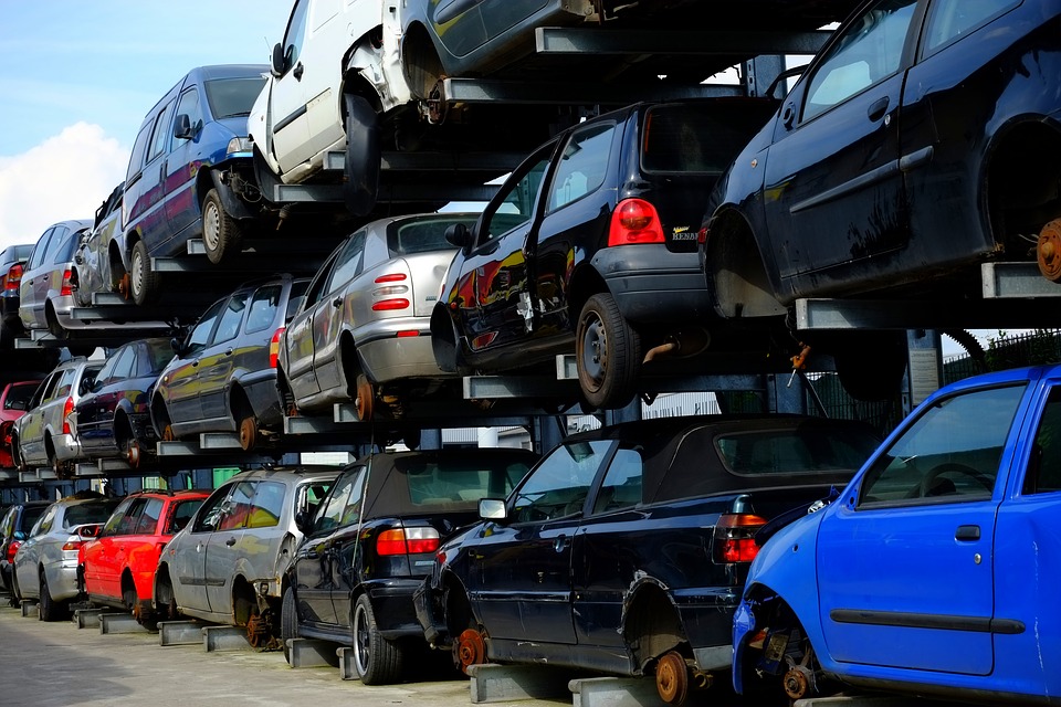 Finto carico alimentare, dentro auto demolite, rifiuti pericolosi e moto rubate: 10 denunce