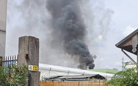 Prende fuoco una barriera anti-rumore: alta colonna di fumo e code in A4
