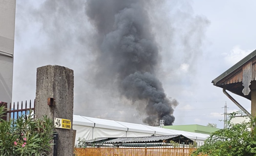 Prende fuoco una barriera anti-rumore: alta colonna di fumo e code in A4