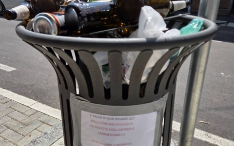 Troppo degrado in zona stazione, i commercianti si rimboccano le maniche e puliscono la via