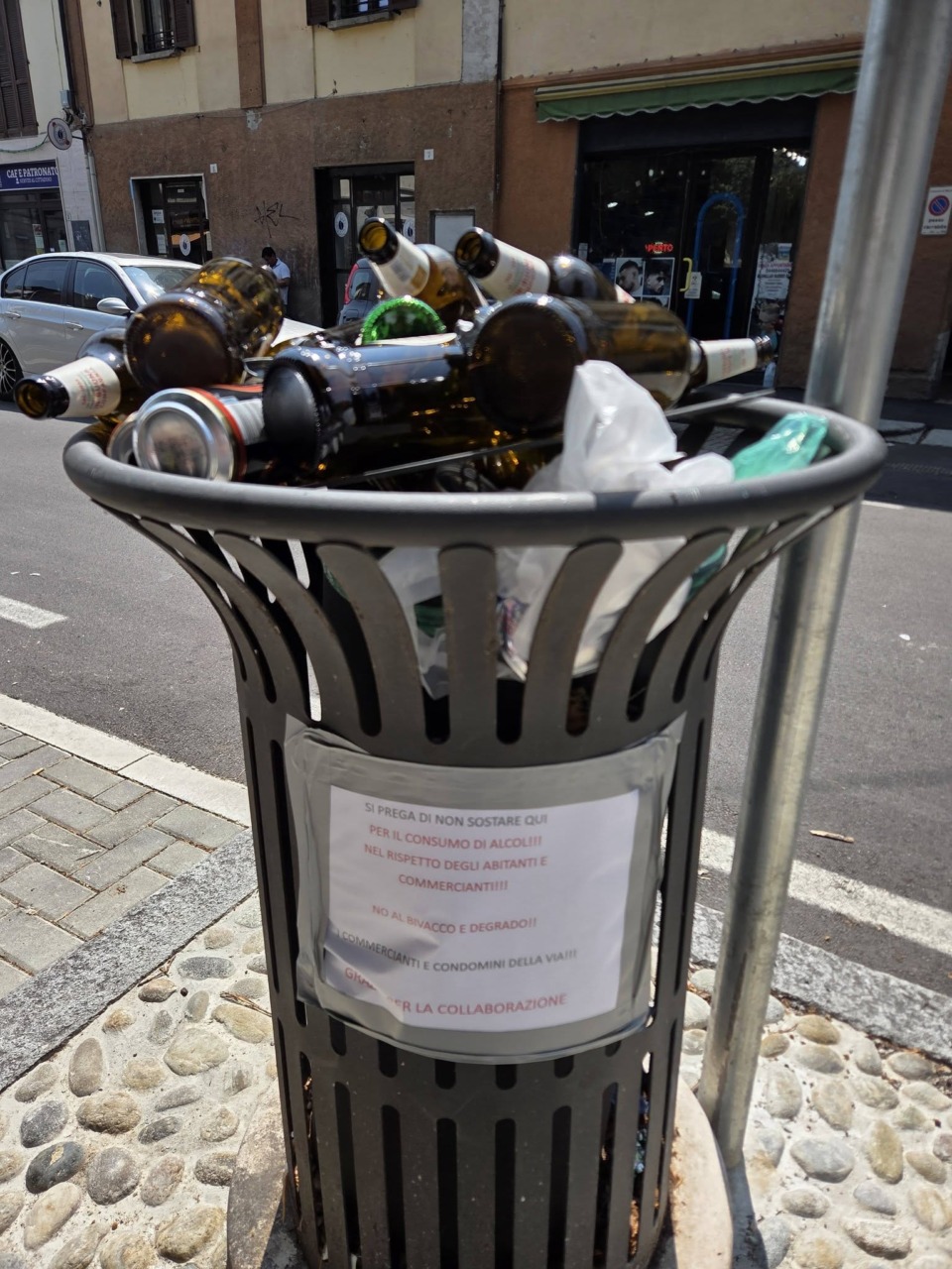 Troppo degrado in zona stazione, i commercianti si rimboccano le maniche e puliscono la via