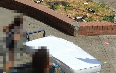 Due 14enni scaricano in strada mobili e materassi: individuati e sanzionati i genitori