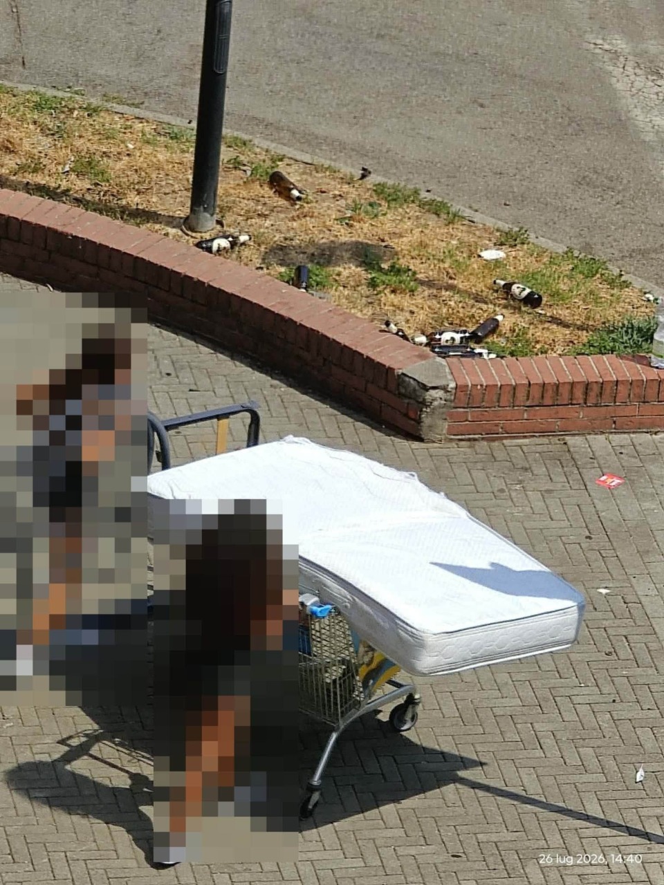 Due 14enni scaricano in strada mobili e materassi: individuati e sanzionati i genitori