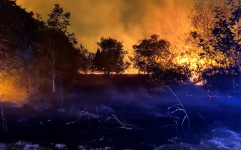 Incendio nei campi e paura per i residenti evacuati dalle case