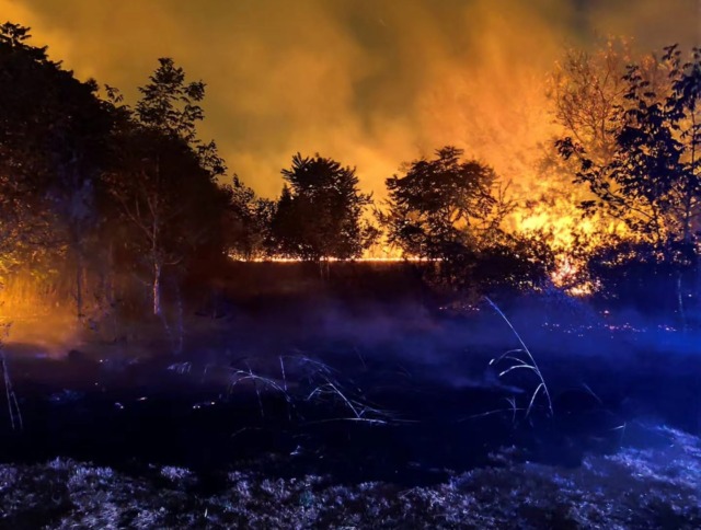 Incendio nei campi e paura per i residenti evacuati dalle case