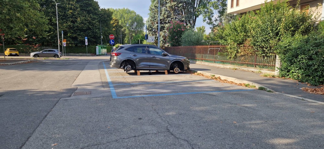 Auto cannibalizzata, i predoni colpiscono al parcheggio della metro