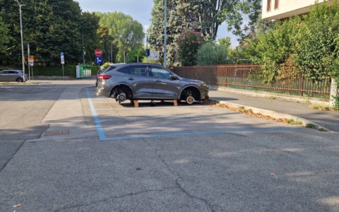 Auto cannibalizzata, i predoni colpiscono al parcheggio della metro