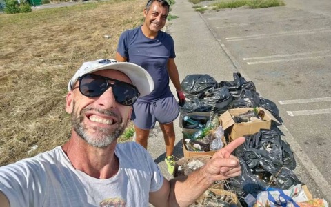 Quando il senso civico fa la differenza: a Limito due cittadini ripuliscono l’area degradata di via Lombardia