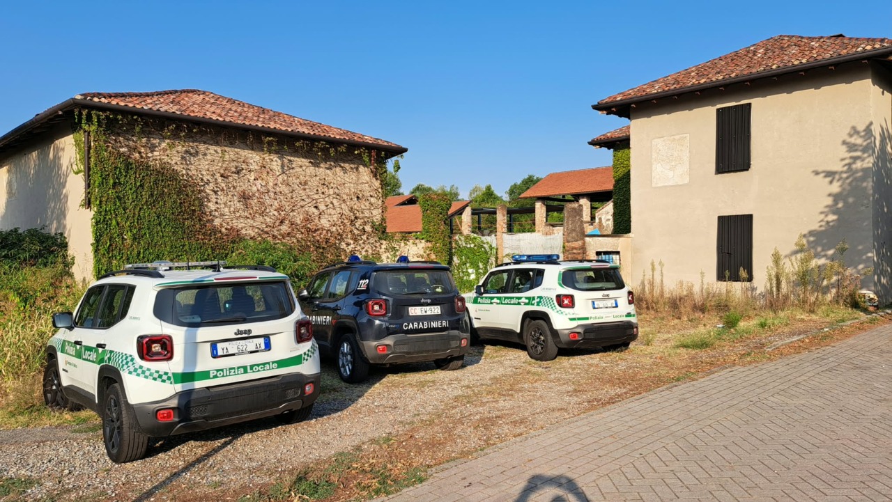 Blitz di Carabinieri e Polizia Locale nella cascina occupata abusivamente