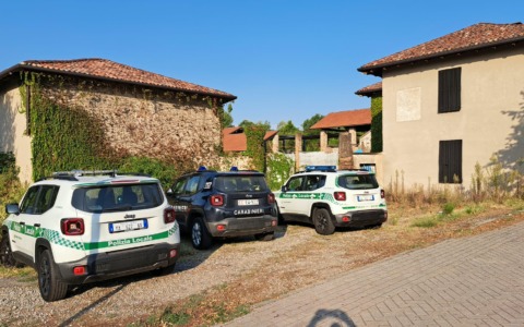 Blitz di Carabinieri e Polizia Locale nella cascina occupata abusivamente