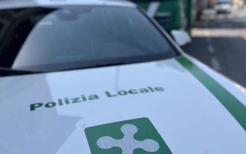 Sicurezza stradale, venti patenti ritirate per l’uso dello smartphone alla guida