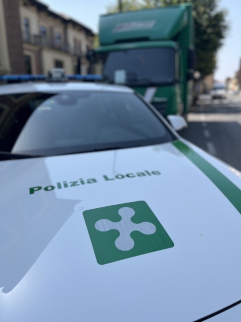 Sicurezza stradale, venti patenti ritirate per l’uso dello smartphone alla guida
