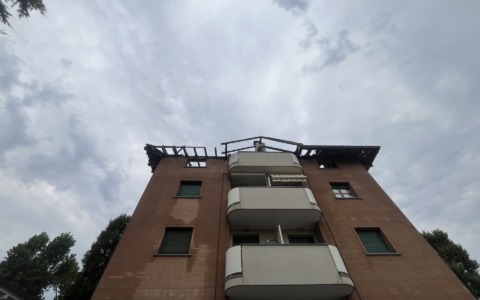 Tolto il sequestro alla palazzina distrutta dall’incendio: iniziati i lavori di messa in sicurezza