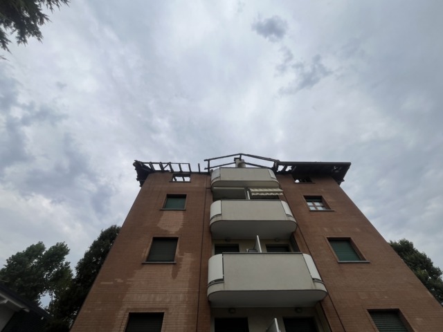Tolto il sequestro alla palazzina distrutta dall’incendio: iniziati i lavori di messa in sicurezza