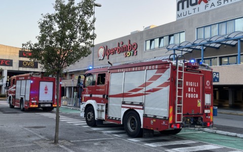 La mail ai centri commerciali: “Ho messo una bomba, voglio tante vittime”. Evacuati anche Acquario e Carosello