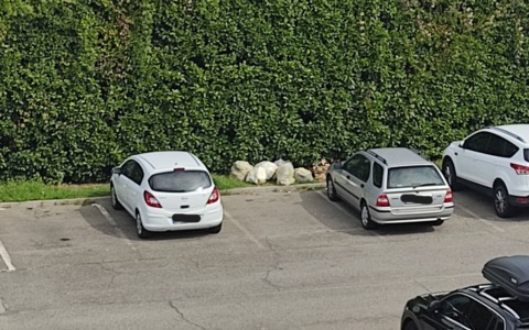 Rifiuti abbandonati nel parcheggio, l’appello di una residente: “Non trasformiamo il paese in una discarica”