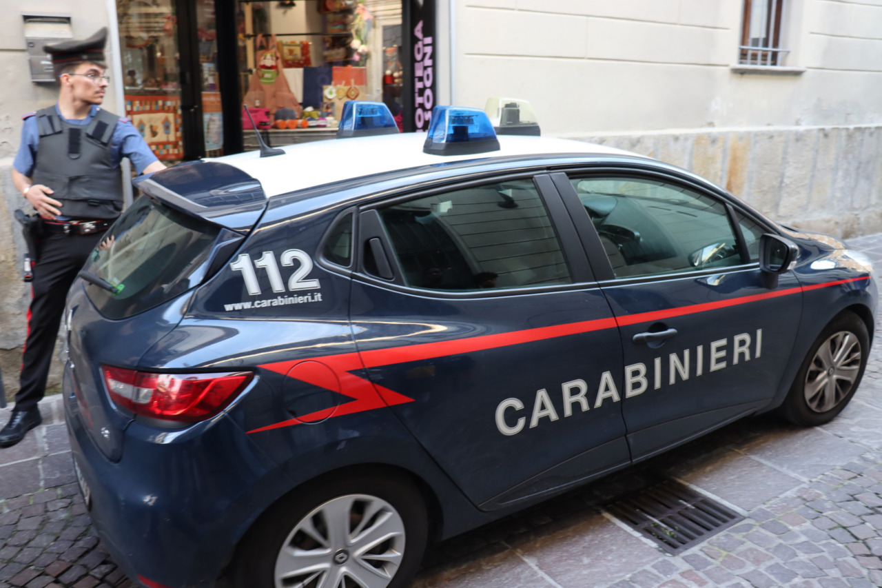 Si masturba a pochi metri dall’asilo nido, poi aggredisce i Carabinieri: arrestato un 30enne