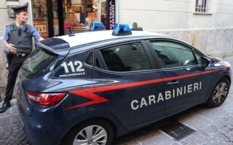 Si masturba a pochi metri dall’asilo nido, poi aggredisce i Carabinieri: arrestato un 30enne