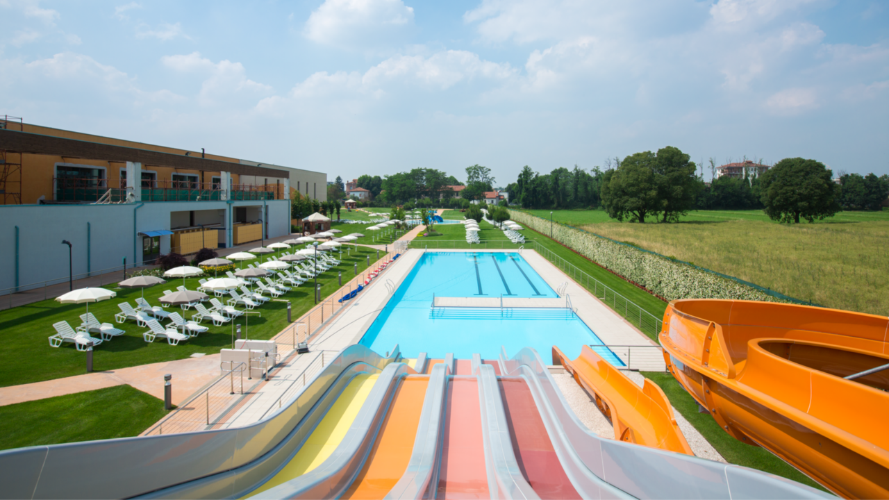 Un tuffo in piscina a prezzo agevolato per sconfiggere il caldo: il Comune proroga lo sconto