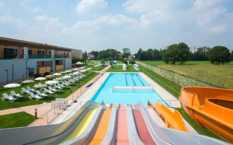 Un tuffo in piscina a prezzo agevolato per sconfiggere il caldo: il Comune proroga lo sconto