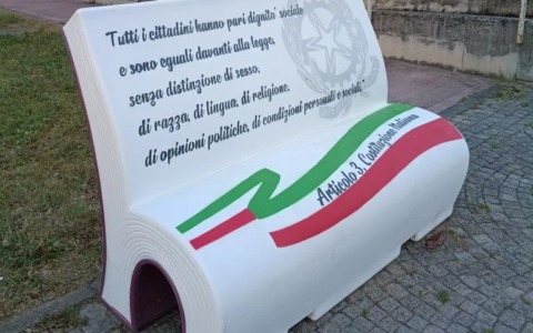 L’articolo 3 della Costituzione entra in piazza: nuove panchine contro le discriminazioni