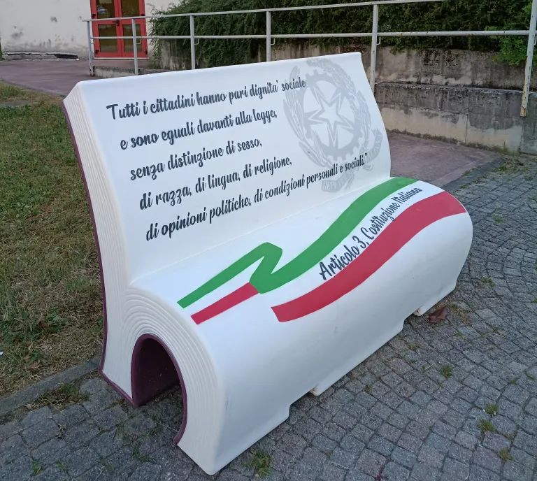 L’articolo 3 della Costituzione entra in piazza: nuove panchine contro le discriminazioni