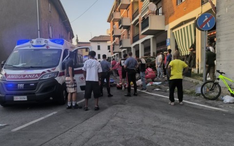 Maxi rissa con bastoni, martelli e mazze da cricket: tre persone in ospedale