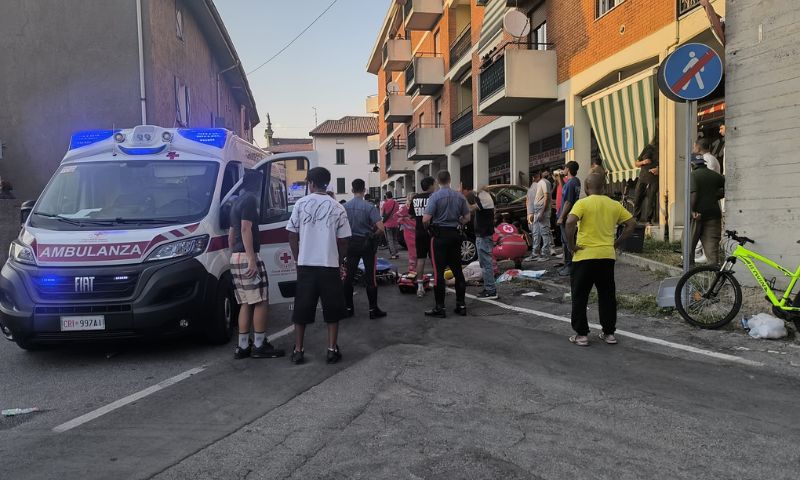 Maxi rissa con bastoni, martelli e mazze da cricket: tre persone in ospedale