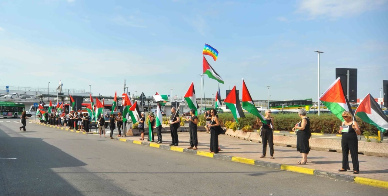 Presidio pacifico per Gaza in aeroporto: il “muro di coscienza” che parla ai viaggiatori