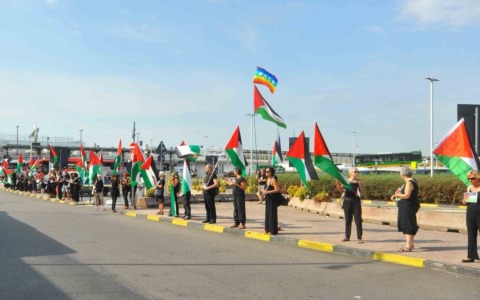 Presidio pacifico per Gaza in aeroporto: il “muro di coscienza” che parla ai viaggiatori