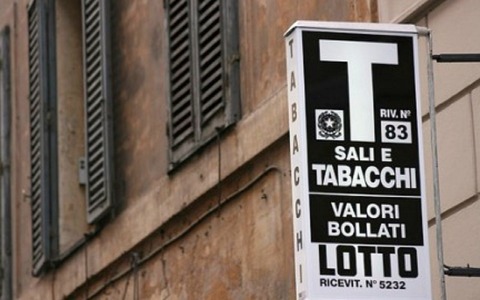 Battaglia in Tribunale tra tabaccai sulle distanze: le strisce pedonali ago della bilancia