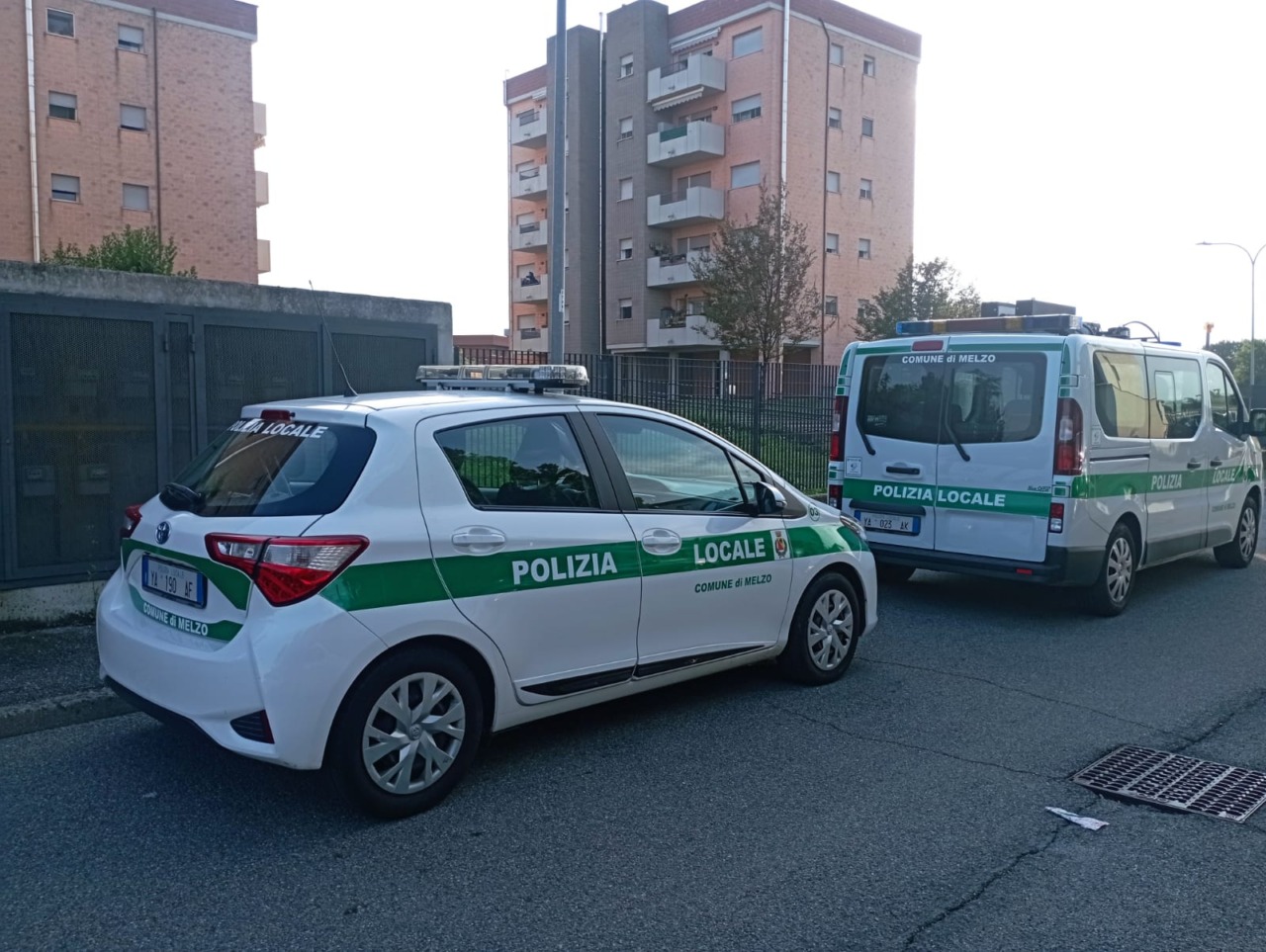 Scontro in centro tra un ragazzino e un uomo sul monopattino