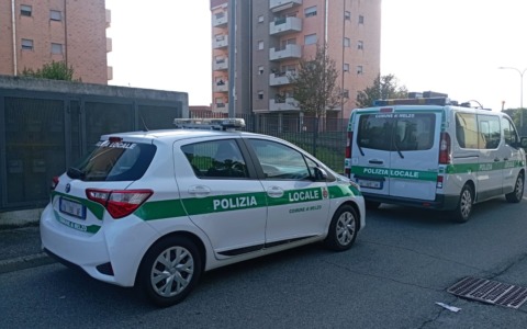 Scontro in centro tra un ragazzino e un uomo sul monopattino