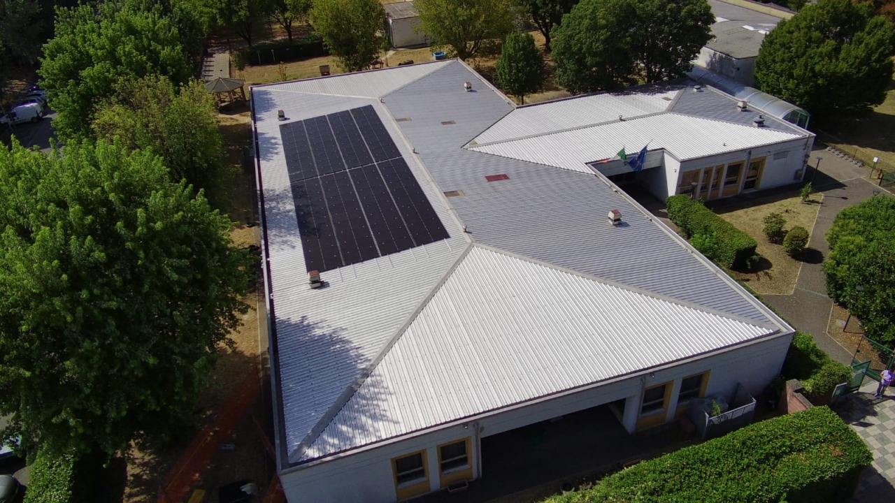 Efficientamento energetico alle scuole: l’estate di cappotti e fotovoltaici