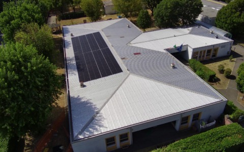 Efficientamento energetico alle scuole: l’estate di cappotti e fotovoltaici