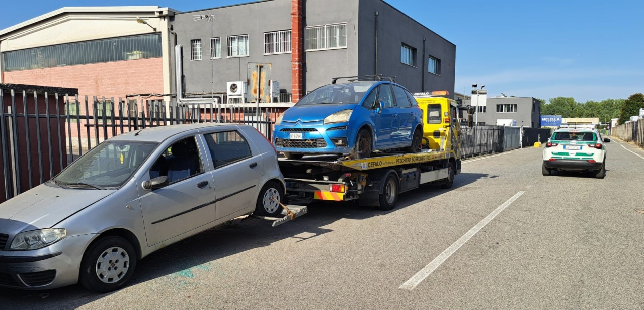 Pugno duro con chi abbandona i veicoli in mezzo alla strada e nei parcheggi