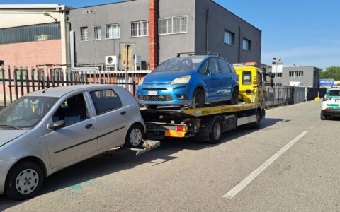 Pugno duro con chi abbandona i veicoli in mezzo alla strada e nei parcheggi