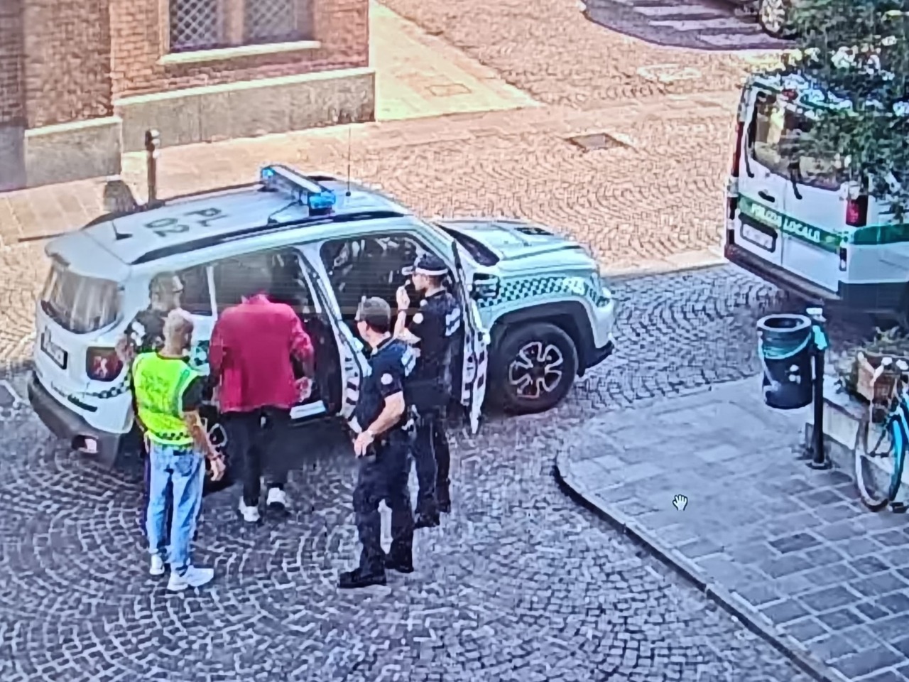 Confuso si aggirava in centro rovistando tra i rifiuti: intercettato dalla Polizia Locale