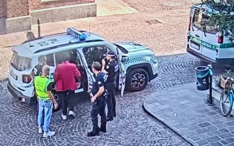 Confuso si aggirava in centro rovistando tra i rifiuti: intercettato dalla Polizia Locale