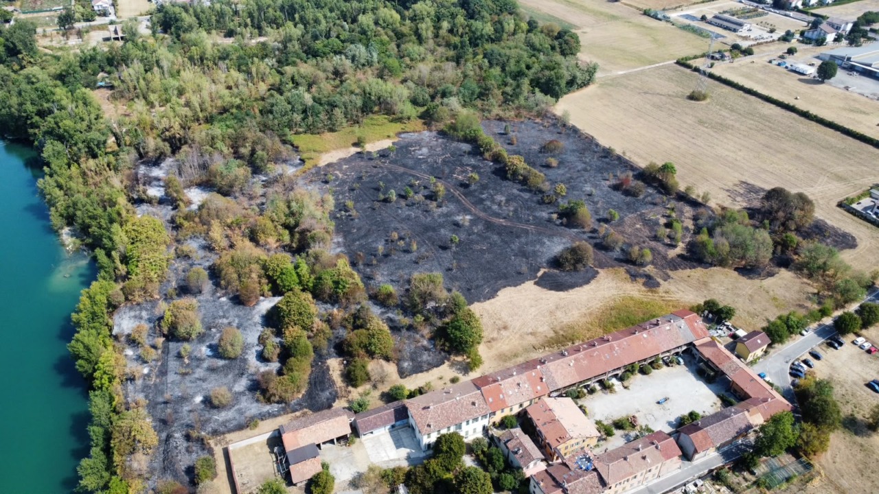 Incendio di Cascina Gaggiolo: le impressionanti foto dall’alto
