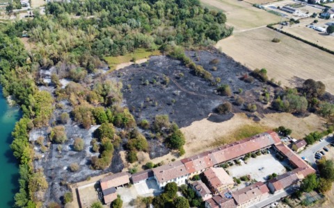 Incendio di Cascina Gaggiolo: le impressionanti foto dall’alto