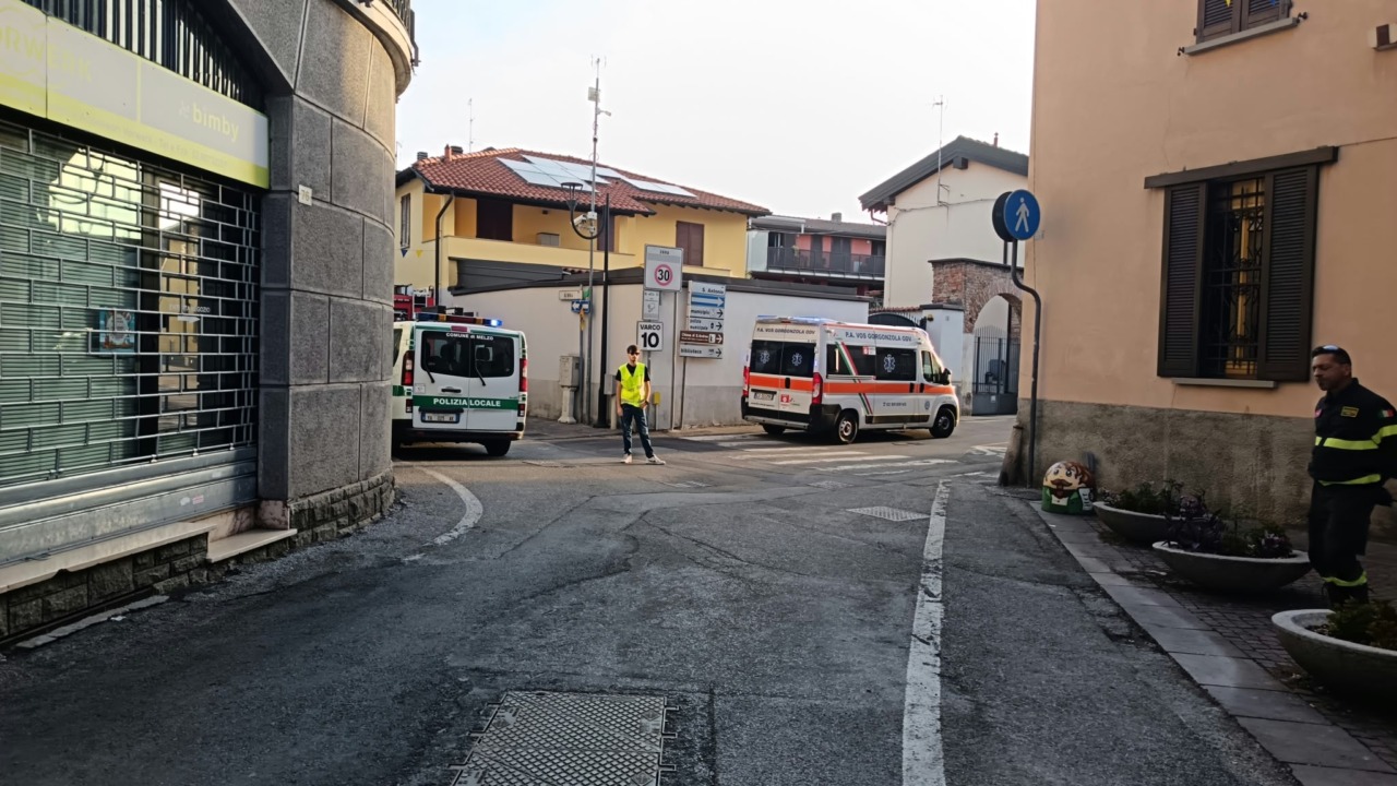 Principio d’incendio sul balcone: intervengono pompieri, 118 e Polizia Locale
