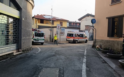 Principio d’incendio sul balcone: intervengono pompieri, 118 e Polizia Locale