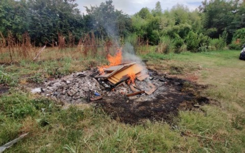 Brucia rifiuti edili nel suo terreno: denunciato un 67enne