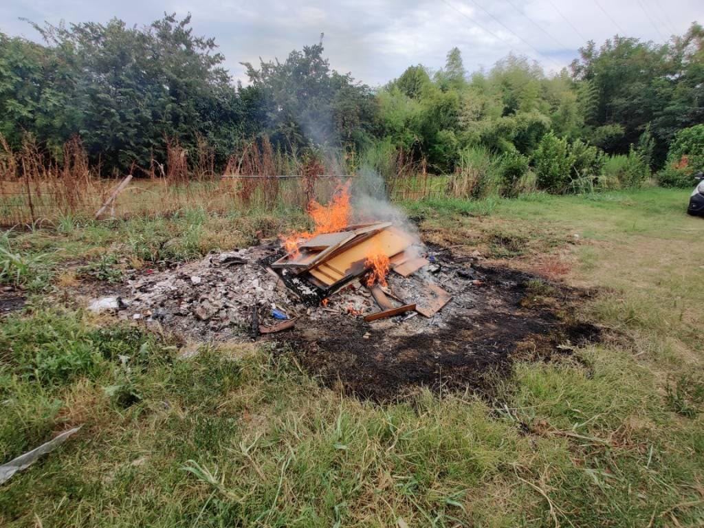 Brucia rifiuti edili nel suo terreno: denunciato un 67enne