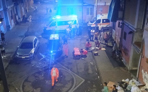 Controllo dello spaccio in piazza, la lite finisce a coltellate