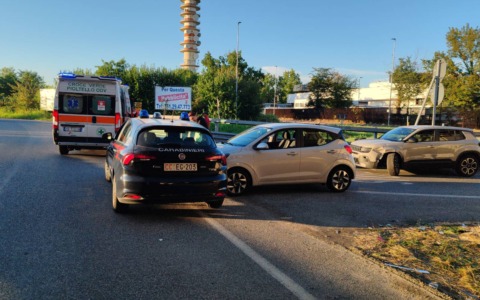In fuga dalla bergamasca provano a forzare il posto di blocco: feriti due Carabinieri