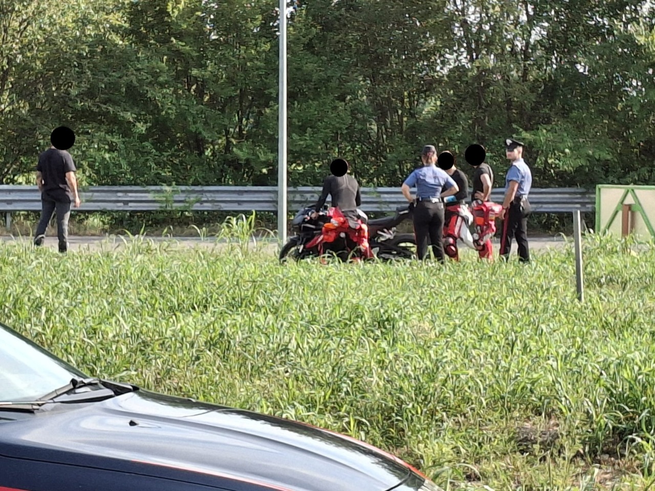 Motociclista perde il controllo e si schianta nella rotonda: 27enne soccorso in codice rosso