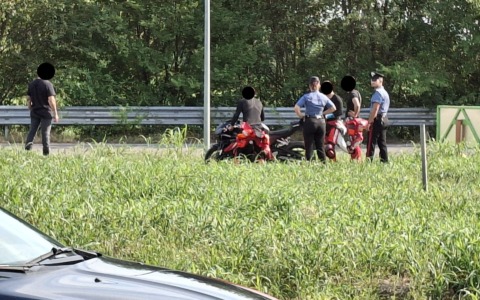 Motociclista perde il controllo e si schianta nella rotonda: 27enne soccorso in codice rosso